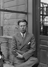 [Foto] Ernest Orlando Lawrence sitzt vor einem Haus.